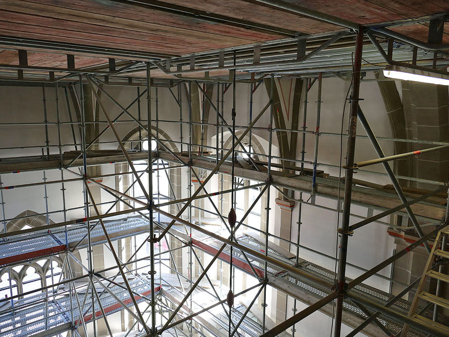 Malerarbeiten in der Stadtpfarrkirche (Foto: Karl-Franz Thiede)